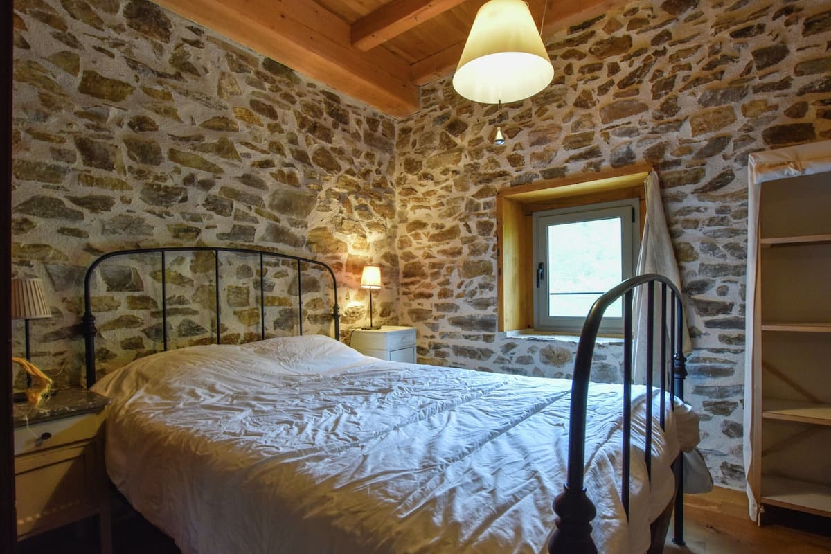 7 bedrooms, individually furnished, bed sheets