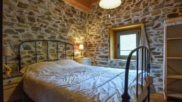 House | 7 bedrooms, individually furnished, bed sheets