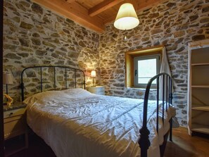 House | 7 bedrooms, individually furnished, bed sheets - Farmhouse in Pyrenees With Pool (Terrou)
