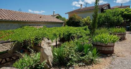 Courry Gem: Pool & Charm