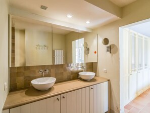 Villa | Bathroom | Shower - Beautiful, Spacious Villa With Private Swimming Pool Near Recreation Lake Lac de Castillion (Castellane)