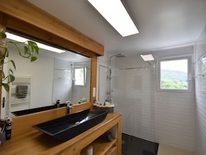 Vila | Kamar mandi | Shower dan handuk