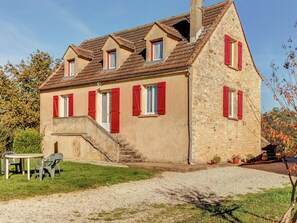 A stone building with red shutters, a staircase, and a gravel driveway. - Dordogne Family Haven (Prats-du-Perigord)
