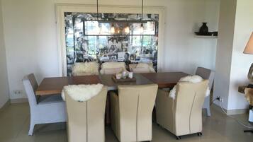 Villa | Dining