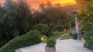 A garden pathway with potted plants and a stone wall. - Villa in Grasse With Private Pool (Grasse)