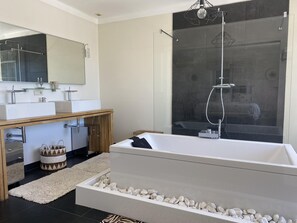 Villa | Bathroom - Villa in Grasse With Private Pool (Grasse)