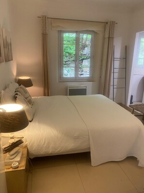 4 bedrooms, individually furnished, bed sheets - Villa in Grasse With Private Pool (Grasse)