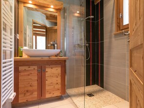 Shower, jetted bath - Luxurious Chalet in Vaujany French Alps With Balcony (Vaujany)