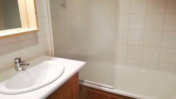 Chalet | Bathroom | Bathtub, towels
