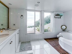 Bathroom - Mediterranean Villa With Panoramic Views of Nice and the Mediterranean Sea (Nice)