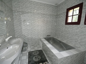 Bathroom - Spacious Holiday Home in Lannepax With Terrace (Lannepax)