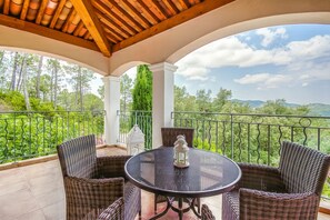 Villa | Balcony - Villa in Le Muy With Private Pool & Forest (Le Muy)
