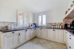 Villa | Private kitchen | Fridge, highchair - Villa in Le Muy With Private Pool & Forest (Le Muy)