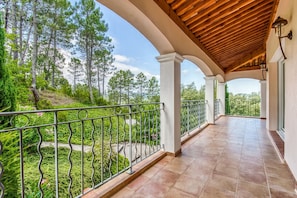 Villa | Balcony - Villa in Le Muy With Private Pool & Forest (Le Muy)