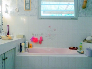 House | Bathroom | Bathtub - Mod Holiday Home in Saint-marcel-d'ardeche With Views (Saint-Marcel-d'Aredeche)