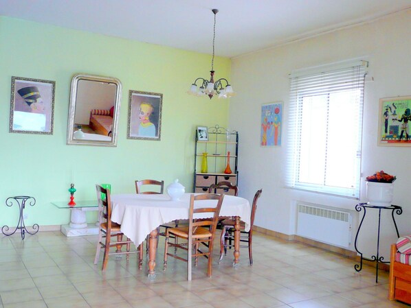 Dining - Mod Holiday Home in Saint-marcel-d'ardeche With Views (Saint-Marcel-d'Aredeche)