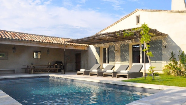 A swimming pool with lounge chairs and a patio area. - Mas in Eygalieres With Heated Pool (Eygalieres)