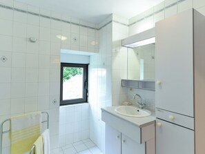 House | Bathroom | Bathtub - Beautiful Holiday Home in Santec France With Swimming Pool (Saint-Pol-de-Leon)