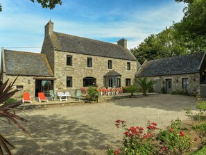 Exterior - Beautiful Holiday Home in Santec France With Swimming Pool (Saint-Pol-de-Leon)