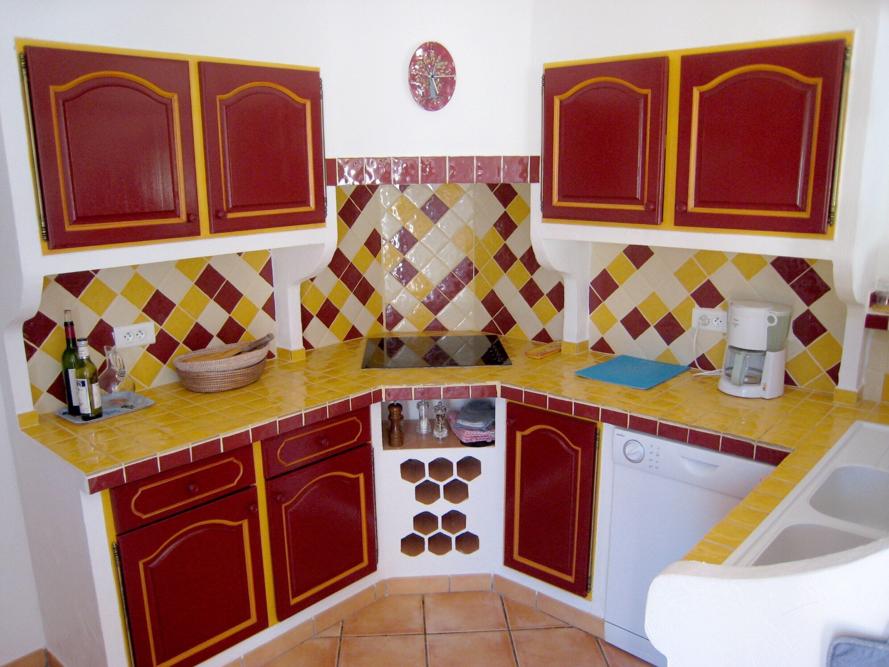 Refrigerador, silla alta para bebés