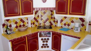 Refrigerador, silla alta para bebés