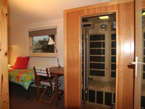 2 Schlafzimmer, individuell eingerichtet, Bettwäsche
