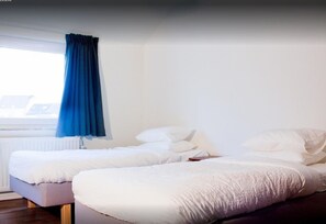 Nhà | 4 phòng ngủ, trang bị nội thất với thiết kế riêng biệt, bộ trải giường 