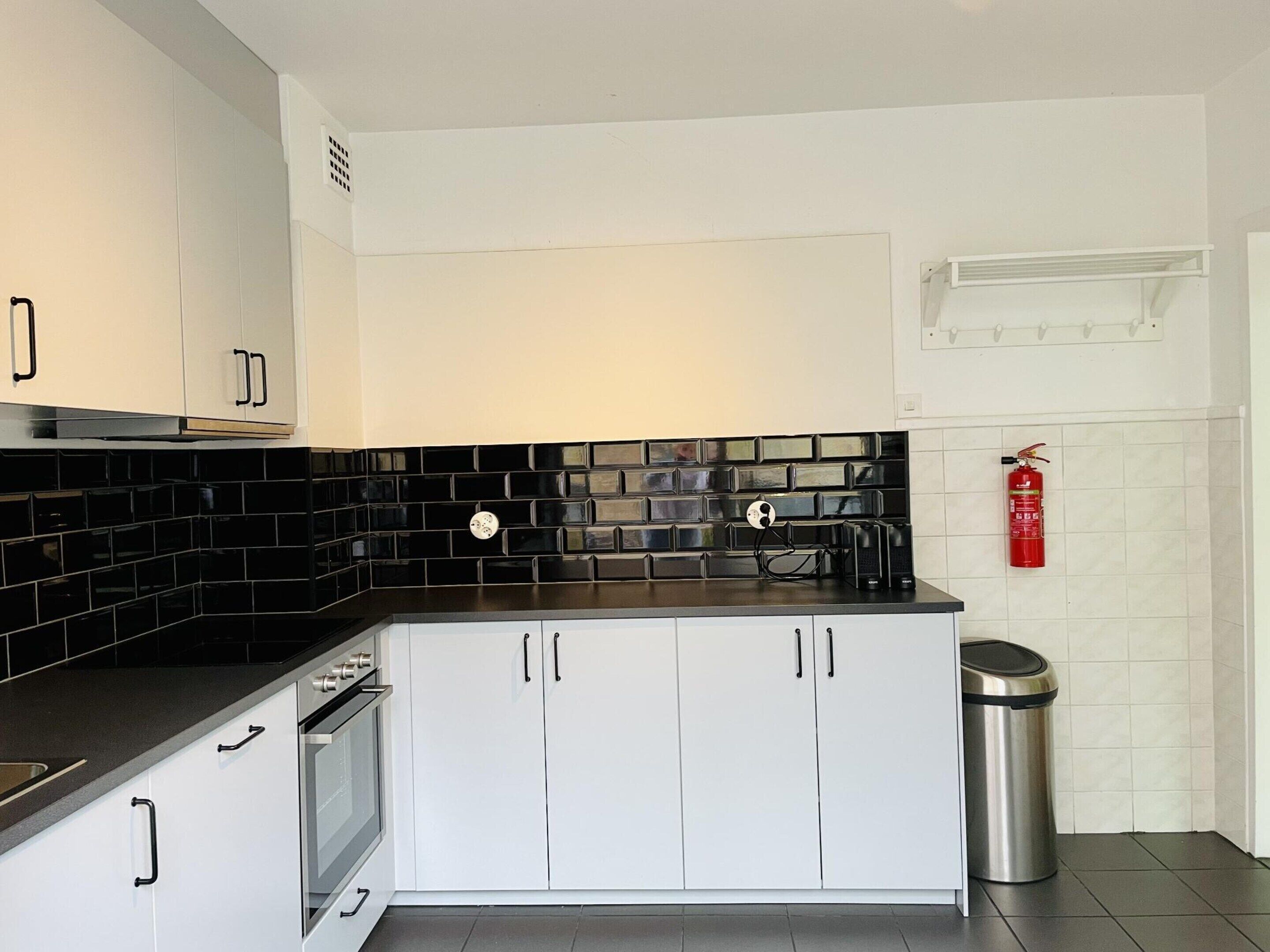 Huis | Privékeuken | Een kinderstoel, kookgerei, borden en bestek