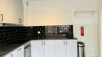 Huis | Privékeuken | Een kinderstoel, kookgerei, borden en bestek