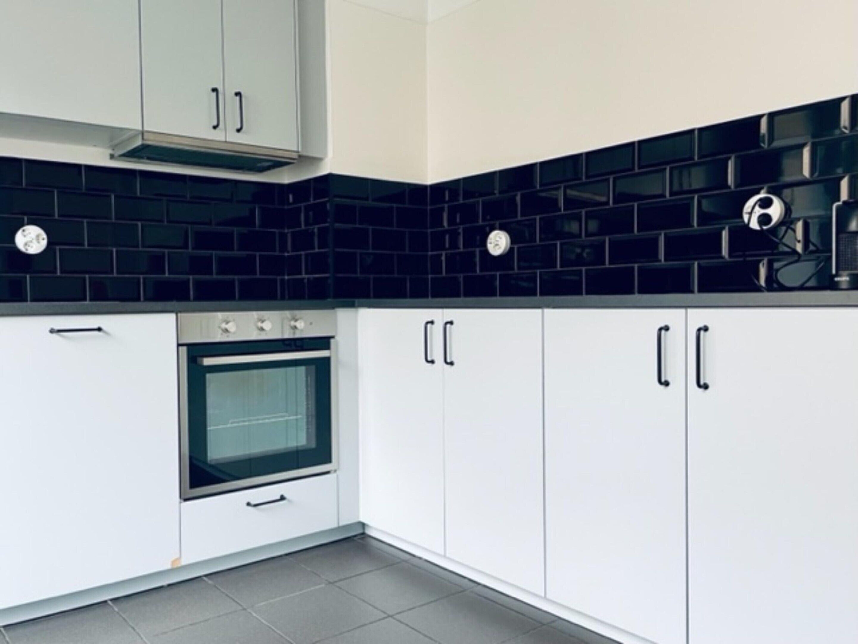 Huis | Privékeuken | Een kinderstoel, kookgerei, borden en bestek