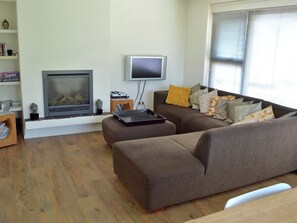 Villa | Wohnzimmer | Kamin, DVD-Player