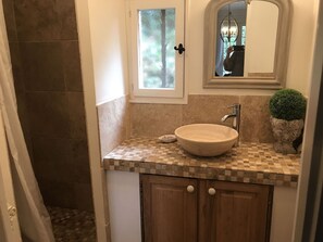 House | Bathroom | Combined shower/bathtub, towels - Villa With Guesthouse on Large Plot With Private Swimming Pool, on a River in Provence (Carces)