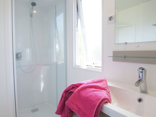 Well-kept Mobilehome With Combi-microwave, Beach at 5 km
