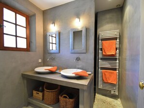 Bathroom - Luxurious Villa in Roussillon With Private Swimming Pool (Roussillon)