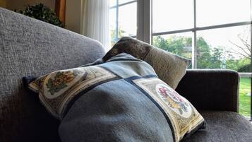 2 slaapkamers, individueel gemeubileerd, babybedden, beddengoed