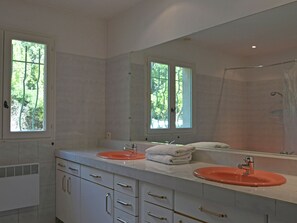 Villa | Bathroom | Combined shower/tub, towels - Enchanting Villa in Seillans France With Private Pool (Seillans)