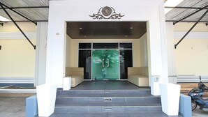 A building entrance with a set of stairs leading up to a glass door. - OYO 1002 Pinklao Resort (Bangkok)