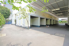 Free self-parking - OYO 1002 Pinklao Resort (Bangkok)