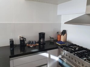 Hus | Eget kök | Kylskåp och barnstol