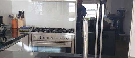 Maison | Cuisine privée | Réfrigérateur, chaise haute