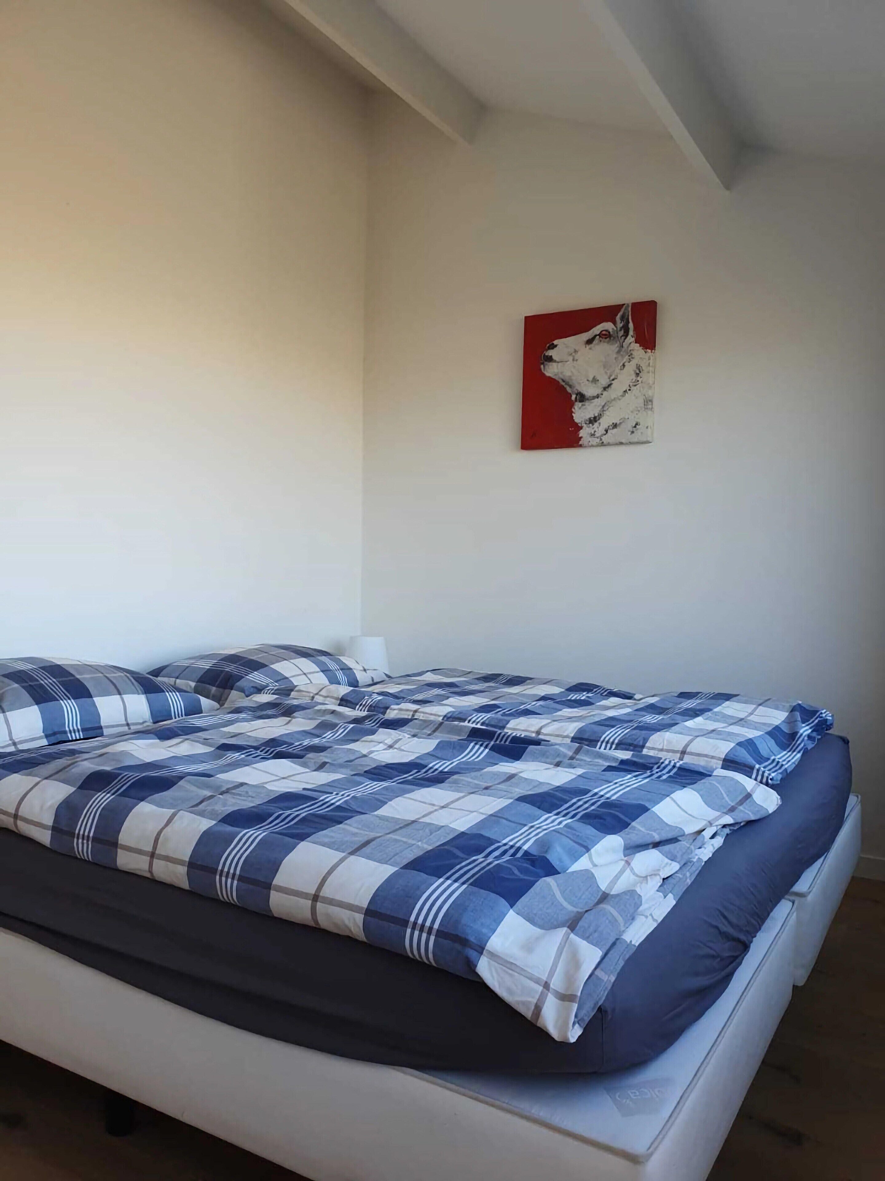 House | 3 bedrooms, individually furnished, iron/ironing board, bed sheets