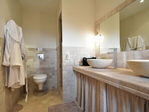 Villa | Badezimmer | Badewanne, Haartrockner, Handtücher