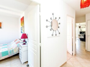 2 bedrooms, individually furnished, bed sheets - Charming Apartment With Swimming Pool, Terrace, Balcony (Mallemort)
