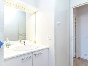 Apartment | Bathroom - Charming Apartment With Swimming Pool, Terrace, Balcony (Mallemort)