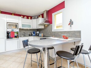 Dining - Charming Apartment With Swimming Pool, Terrace, Balcony (Mallemort)