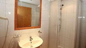 Appartement | Badkamer | Een douche, handdoeken