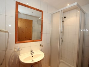 Apartment | Badezimmer | Dusche, Handtücher