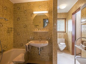 Apartment | Badezimmer | Badewanne, Handtücher