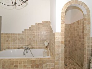 Bathtub, towels - Scenic Villa in Provence With Private Pool and Garden With Barbecue (Draguignan)
