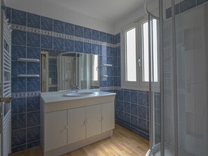 Apartment | Bathroom | Shower, towels - Endearing Apartment in Arromanches-les-bains Nearby the Sea With View on the Harbour (Arromanches-les-Bains)